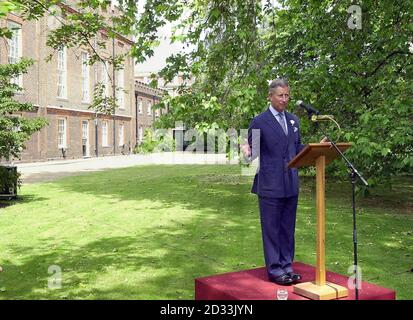 Il Prince of Wales, Presidente del settore commerciale nella Comunità, al lancio del programma europeo "il vedere per credere" presso un ricevimento per i leader aziendali britannici nei giardini di Clarence House, Londra. Il programma invita gli alti dirigenti d'impresa ad assumere un ruolo nell'affrontare le questioni sociali più pressanti della Gran Bretagna in alcune delle città più povere e nelle zone rurali. Foto Stock