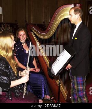 Il conte di Wessex parla a Emily Callaghan (a sinistra) e Kitty Horsey, membri della National Youth Orchestra di Scozia, mentre ospita una cena al Palace of Holyroodhouse di Edimburgo, per celebrare la National Youth Orchestra di Scozia 25 anni di musica giovanile in Scozia. Foto Stock