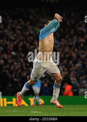 Stevan Jovetic di Manchester City festeggia il terzo gol delle sue squadre del gioco Foto Stock