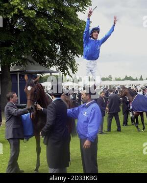 Jockey Frankie Dettori salta fuori Doyen dopo aver vinto gli Hardwicke Stakes nel Royal Ascot. Foto Stock