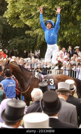 Jockey Frankie Dettori salta fuori Doyen dopo aver vinto gli Hardwicke Stakes nel Royal Ascot ad Ascot, sabato 19 giugno 2004. Foto Stock