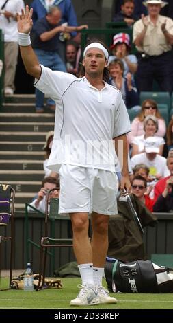 Carlos Moya dalla Spagna celebra la sua vittoria sulla pazienza di Olivier dalla Francia ai Campionati di tennis al prato a Wimbledon, Londra oggi martedì 22 giugno 2004. Moya ha vinto dopo una partita di cinque set che è stata giocata in due giorni 6:4/3:6/7:5/6:7/6:1. SOLO PER USO EDITORIALE, NESSUN UTILIZZO DEL TELEFONO CELLULARE. Foto Stock