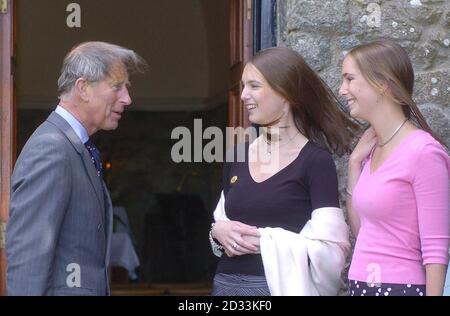 Il Principe di Galles condivide una battuta con le figlie dell'inquilino di Herm Island Adrian Heyworth (da sinistra a destra) Hannah Heyworth e Abigail Heyworth sull'isola di Herm. HRH stava trascorrendo due giorni visitando le Isole del canale in occasione dell'ottocentesimo anniversario della cessione delle isole alla Corona britannica. E 'stato il primo viaggio in assoluto per l'isola di Herm dal HRH il Principe di Galles. Foto Stock