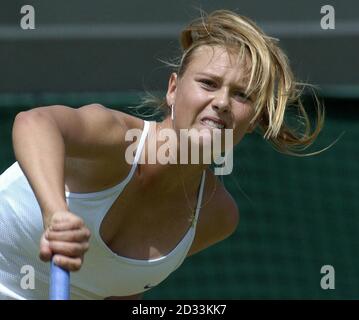 Maria Sharapova dalla Russia in azione contro Amy Frazier dagli Stati Uniti al Lawn Tennis Championships a Wimbledon, Londra. SOLO PER USO EDITORIALE, NESSUN UTILIZZO DEL TELEFONO CELLULARE. Foto Stock
