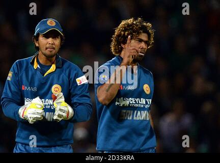 Lo Sri Lanka Lasith Malinga (a destra) celebra il bowling, ha messo Chris Jordan (non raffigurato) in Inghilterra durante la T20 Internazionale al Kia Oval, Londra. Foto Stock