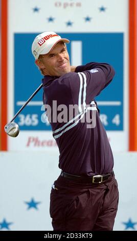 L'irlandese Padraig Harrington si tira all'undicesima buca durante il secondo round dello Smurfit European Open al K Club, Co Kildare, Irlanda Foto Stock