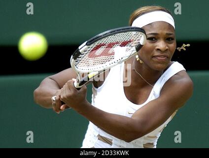 Serena Williams dagli Stati Uniti in azione contro Maria Sharapova dalla Russia nella finale del torneo Ladies' Singles al Lawn Tennis Championships a Wimbledon, Londra. SOLO PER USO EDITORIALE, NESSUN UTILIZZO DEL TELEFONO CELLULARE. Foto Stock