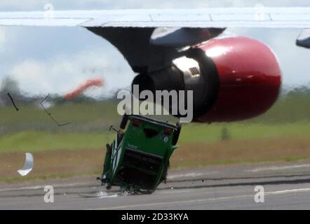 Un'auto Citroen 2CV viene ribaltata e soffiata dal jet wash di un Virgin Atlantic Boeing 747-400 dopo essere stata messa nel jet blast dell'aeromobile da una squadra del programma televisivo della BBC 'Top Gear' all'aeroporto di Prestwick in Scozia. Gli spettatori possono vedere da soli gli effetti completi quando il programma viene trasmesso il 18 luglio e guardare come l'auto è stata fatta saltare più di 100 metri quando i motori degli aeromobili sono stati aperti fino al 99% della potenza di decollo. Foto Stock