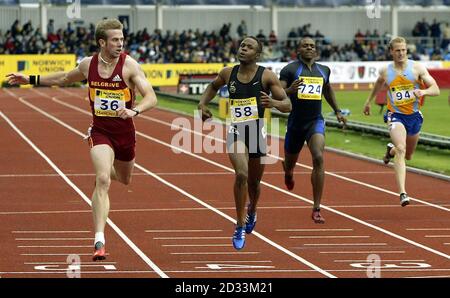 Malachi Davis (seconda a destra), nato in America, finisce al quinto posto, mentre Tim Benjamin (a sinistra) vince la finale di 400 metri da Daniel Caines (seconda a sinistra) il secondo giorno dei Norwich Union Olympic Trials e dei Campionati dell'Associazione atletica dilettistica alla Manchester Regional Arena. Foto Stock