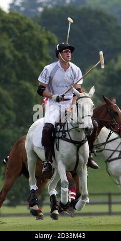 Il duca di Cambridge gioca in una partita di polo di beneficenza durante il secondo giorno della Audi Polo Challenge al Coworth Park vicino Ascot, Berkshire. Foto Stock