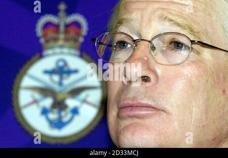 Il generale Lt Sir Alistair Irwin, comandante generale dell'Adjutante e del colonnello, la Divisione scozzese, fornisce un briefing sulla stampa in seguito all'annuncio da parte del governo di cambiamenti previsti alle forze armate, a Glasgow. Foto Stock