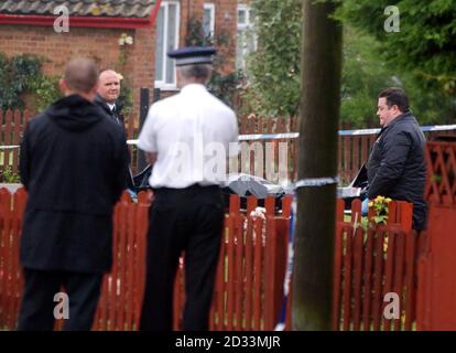 La polizia rimuove un corpo da una casa a Trusthorpe, Mablethorpe, Lincolnshire. Dopo la polizia sono stati chiamati in un bungalow semi-indipendente sulla tenuta di radio St Peters intorno alle 21.30 la notte scorsa, dove hanno trovato l'uomo e la donna morti. Graham White, soprintendente della polizia del Lincolnshire, ha raccontato una conferenza stampa al municipio di Trusthorpe, che non aveva informazioni per suggerire che la coppia fosse su qualsiasi sistema di protezione dei testimoni. Ha detto che era troppo presto per speculare su qualsiasi motivo per il doppio omicidio, che ha lasciato la piccola comunità in shock. Foto Stock