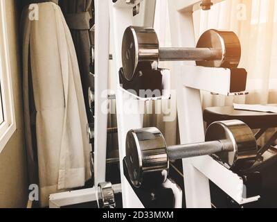 Closeup gruppo di manubri diversi pesi per l'esercizio dei muscoli del braccio in palestra. Foto Stock