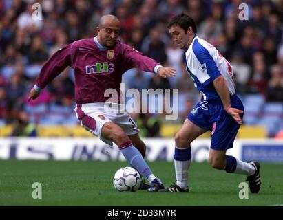 Damien Johnson di Blackburn Rovers (a destra) evade la sfida di Hassan Kachloul di Aston Villa durante la partita di premiership tra Aston Villa e Blackburn Rovers a Villa Park, Birmingham. QUESTA IMMAGINE PUÒ ESSERE UTILIZZATA SOLO NEL CONTESTO DI UNA FUNZIONE EDITORIALE. NESSUN UTILIZZO DI SITI WEB/INTERNET A MENO CHE IL SITO NON SIA REGISTRATO PRESSO LA FOOTBALL ASSOCIATION PREMIER LEAGUE. Foto Stock