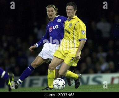 Michael Owen di Liverpool supera il difensore di Manchester City Jihai Sun (a sinistra) prima di far passare la palla oltre il custode della città Peter Schmeichel (a destra) per segnare il suo secondo gol del gioco, durante la loro fa Barclaycard Premiership Match al Maine Road Ground di Manchester City. Foto Stock