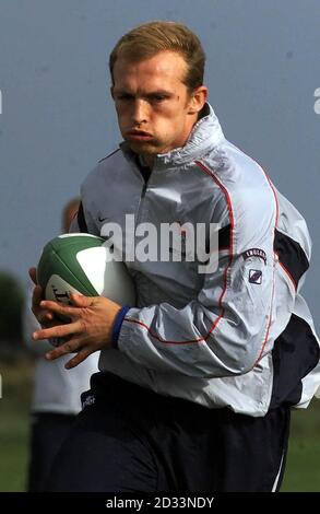 Il Capitano di sostituzione dell'Inghilterra Matt Dawson durante una sessione di allenamento a Portmarnock, vicino a Dublino, Irlanda, prima del Six Nations Match contro l'Irlanda a Lansdowne Road. * 13/2/03: L'Inghilterra ha subito un duro colpo quando Matt Dawson è stato escluso dal campionato RBS 6 Nations Showdown con la Francia. Dawson, che avrebbe vinto il suo 48° cappellino in una battaglia individuale di primo livello, di fronte alla metà della mischia francese e allo skipper Fabien Galthie, non si è ripreso da una ferita al vitello. La notizia triste è stata confermata quando ha fallito un test di idoneità, non essendo stato in grado di allenarsi con l'Inghilterra per tutta la settimana. Dawsons luogo in Th Foto Stock