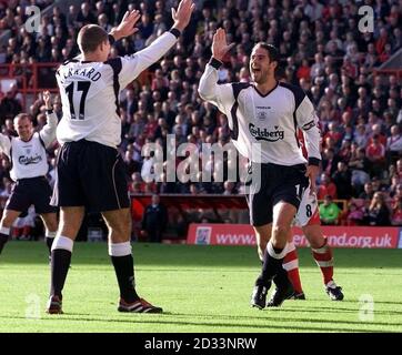 Il Jamie Redknapp di Liverpool (a destra) si congratula per aver segnato Steven Gerrard contro Charlton Athletic durante la partita di premiership a Valley Parade, Londra. QUESTA IMMAGINE PUÒ ESSERE UTILIZZATA SOLO NEL CONTESTO DI UNA FUNZIONE EDITORIALE. NESSUN UTILIZZO DI MATERIALE DI PREMIERSHIP DA PARTE DI SITI WEB/INTERNET A MENO CHE IL SITO NON SIA REGISTRATO PRESSO L'ASSOCIAZIONE CALCISTICA PREMIER LEAGUE Foto Stock