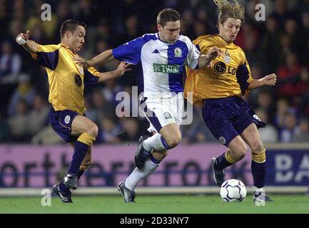 Il David Dunn di Blackburn supera Dennis Wise di Leicester City (a sinistra) e Robbie Savage (a destra), durante la partita fa Barclaycard Premiership all'Ewood Park, Blackburn. QUESTA IMMAGINE PUÒ ESSERE UTILIZZATA SOLO NEL CONTESTO DI UNA FUNZIONE EDITORIALE. NESSUN UTILIZZO DI MATERIALE DI PREMIERSHIP DA PARTE DI SITI WEB/INTERNET A MENO CHE IL SITO NON SIA REGISTRATO PRESSO L'ASSOCIAZIONE CALCISTICA PREMIER LEAGUE Foto Stock