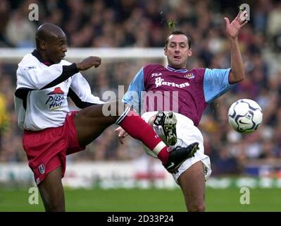 Luis Boa morte di Fulham (a sinistra) sfida Don Hutchison di West Ham durante il gioco di premiership tra West Ham United e Fulham a Upton Park, Londra. Foto Stock