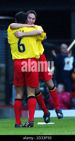 Tommy Smith di Watford si congratula con Ramon Vega, (6) dopo aver segnato l'apripista durante la Nationwide Division uno partita tra Watford e Barnsley a Vicarage Road. SOLO - QUESTA IMMAGINE PUÒ ESSERE UTILIZZATA SOLO NEL CONTESTO DI UNA FUNZIONE EDITORIALE. NESSUN UTILIZZO NON UFFICIALE DEL SITO WEB DEL CLUB. Foto Stock