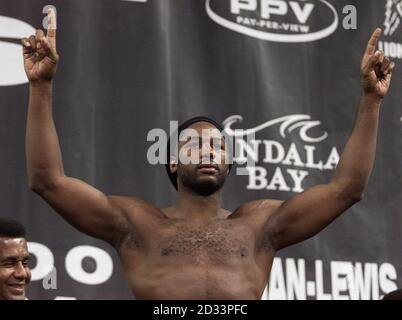 Lennox Lewis della Gran Bretagna si trova su una bilancia con schermo di vetro tra se stesso e il campione americano Hasim Rahman, mentre pesano per la rivincita del loro titolo World Heavyweight al Mandalay Bay Hotel, Las Vegas. Foto Stock