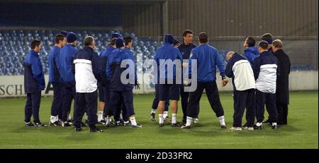 David o'Leary (centro), direttore di LEED United, parla di squadra durante una sessione di formazione allo stadio Hardturm di Zurigo, Svizzera. Leeds United giocherà domani a Grasshopper nella Coppa UEFA, terzo turno, prima partita a Zurigo. QUESTA IMMAGINE PUÒ ESSERE UTILIZZATA SOLO NEL CONTESTO DI UNA FUNZIONE EDITORIALE. NESSUN UTILIZZO DI SITI WEB/INTERNET A MENO CHE IL SITO NON SIA REGISTRATO PRESSO LA FOOTBALL ASSOCIATION PREMIER LEAGUE. Foto Stock