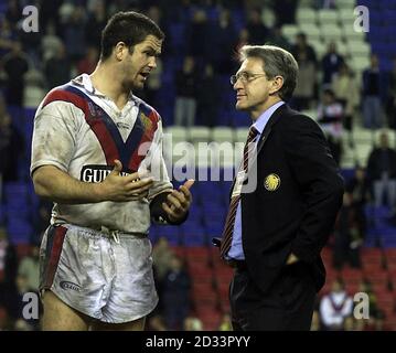 Andy Farrell della Gran Bretagna parla con il coach David Waite, dopo l'Inghilterra e l'Australia Guinness Rugby League terzo test al JJB Stadium di Wigan, sabato 24 novembre 2001. L'Australia sconfisse la Gran Bretagna 28-8. Foto Stock