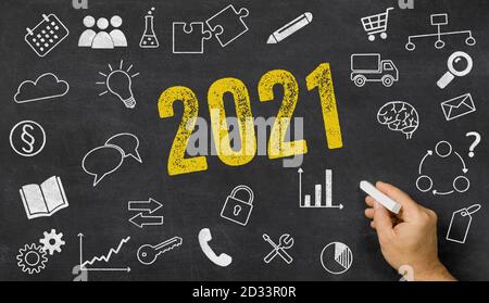 2021 scritto su una lavagna con icone Foto Stock