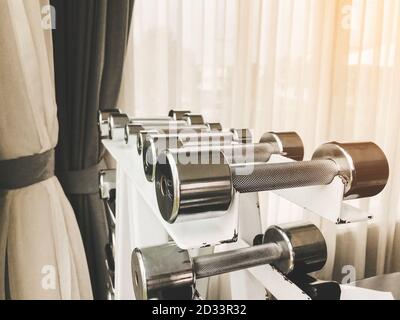 Closeup gruppo di manubri diversi pesi per l'esercizio dei muscoli del braccio in palestra. Foto Stock