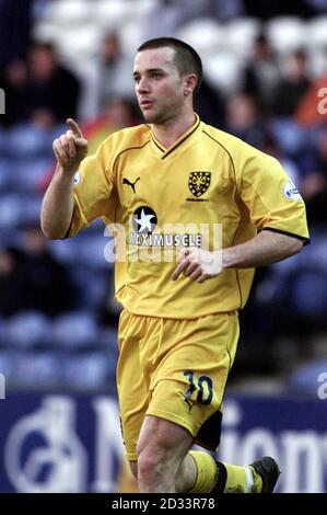 David Connolly di Wimbledon festeggia dopo un calcio di primo tempo libero mette la sua squadra 2-0 contro Stockport County nella loro partita di Nationwide League Division 1 a Edgeley Park, Stockport. Un gol tardivo del primo tempo da Stockport ha poi messo il punteggio di metà tempo a 2-1. QUESTA IMMAGINE PUÒ ESSERE UTILIZZATA SOLO NEL CONTESTO DI UNA FUNZIONE EDITORIALE. NESSUN UTILIZZO NON UFFICIALE DEL SITO WEB DEL CLUB. Foto Stock