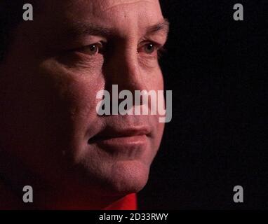 Steve Hansen, allenatore di rugby Union del Galles, che ha assunto il controllo di Graham Henry dopo le dimissioni dal posto, alla conferenza stampa di Cardiff. New Zealander Hansen rimarrà al timone per il resto della campagna Lloyds TSB Six Nations Championship della stagione. * il compito immediato di Hansen sarà quello di preparare il Galles al temeroso scontro delle sei Nazioni con la Francia a Cardiff. Sarà inoltre alla guida dei test contro l'Italia, campioni delle sei Nazioni Inghilterra e Scozia. Foto Stock