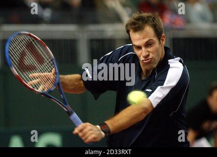 Greg Rusedski in Gran Bretagna contro Thomas Johansson svedese durante la partita finale nella Coppa del mondo di Davis alla NIA di Birmingham. Foto Stock