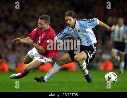 Craig Bellamy (a sinistra) per il Galles con Diego Placente dell'Argentina, durante il loro International friendly match al Millennium Stadium di Cardiff. Foto Stock