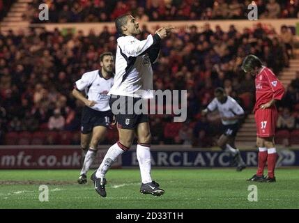 Jimmy Floyd Hasselbaink di Chelsea lascia un'audizione della Football Association su Oxford Street con Colin Hutchinson, Managing Director di Chelsea. Il miglior marcatore congiunto della Barclaycard Premiership è stato eliminato da qualsiasi coinvolgimento nell'incidente durante una partita con Southampton il 1 gennaio, quando si è supposto di avere Klaus Lundekvam, difensore dei Santi. Foto Stock