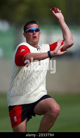 Ashley Giles Bowls in Inghilterra durante la sessione di squadra al Jade Stadium di Christchurch. * 19/11/02: La jinx di infortunio dell'Inghilterra colpì di nuovo con il filatore di sinistra Ashley Giles escluso per un massimo di sei settimane. Giles è stato colpito sul polso da Steve Harmison, fast bowler di Durham, nelle reti dell'Adelaide Oval e, anche se ha completato la sua pratica, è stato inviato per un radiografia più tardi quando si lamentava di dolore. Giles ha la speranza di tornare in tempo per il quarto test di Melbourne il giorno di boxe e questa ultima battuta d'arresto delle lesioni dà lo yorkshire off-spinner Richard Dawson la possibilità di fare il suo Foto Stock