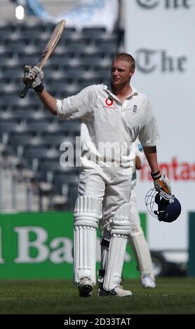 Andrew Flintoff, in Inghilterra, festeggia il punteggio di un secolo durante il terzo giorno del primo test match contro la Nuova Zelanda al Jade Stadium di Christchurch, Nuova Zelanda. * Flintoff e il compagno di squadra Graham Thorpe hanno messo su una partnership di 281 che è un nuovo record di sesto-wicket Inghilterra ed è la più alta partnership mai da una coppia inglese contro la Nuova Zelanda. Flintoff ha segnato 137 e Thorpe ha finito su 200 non fuori. Foto Stock