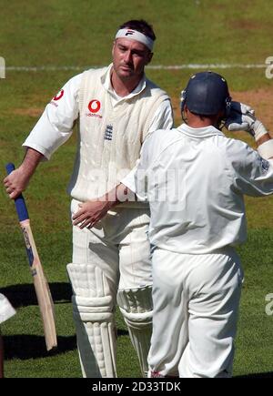 Graham Thorpe in Inghilterra (a sinistra) e Nasser Hussain parlano durante una pausa drink il terzo giorno della seconda partita di prova alla Basin Reserve di Wellington. La coppia si batte insieme, ignorando che i loro compagni di squadra avevano imparato dalla televisione della cameriera che l'Inghilterra e il cricketer del Surrey ben Hollioake erano stati uccisi in un incidente d'auto in Australia. Foto Stock