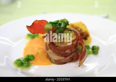 rotolo di pancetta con verdure primaverili come cibo di groumet Foto Stock