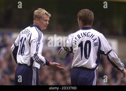 L'ex manager di Aston Villa John Gregory (a sinistra) che è stato collegato con il vacante gestisce il posto a Derby County con Chris Hughton di Tottenham durante la Barclaycard Premiership match tra Charlton e Derby ospite a The Valley sud-est di Londra. Foto Stock