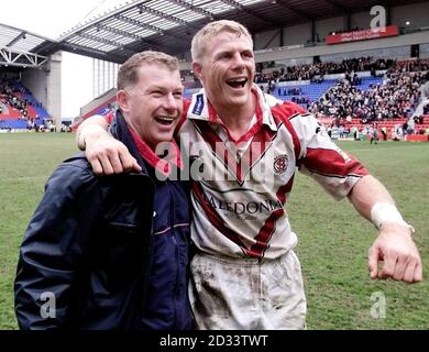 Ian Millward, allenatore di St Helens (a sinistra), celebra con Darren Albert, esploratore di hatrick, dopo la partita semifinale della Kellogg's Nurri-Grain Challenge Cup al JJB Stadium di Wigan. St Helens sconfisse Leeds 42-16. Foto Stock