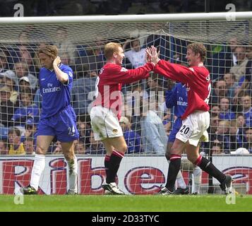 I guardiani inglesi Ian Walker (a sinistra) e Richard Wright durante una sessione di allenamento leggero al St James Park, Newcastle. L'Inghilterra gioca in Albania in una partita di qualificazione della Coppa del mondo il 5/9/01. Foto Stock