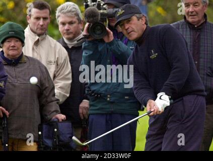 Capitano del team Europa continentale Seve Ballesteros chip al sesto verde a Druids Glen nella contea di Wicklow, Irlanda, nella sua partita contro Gran Bretagna e Irlanda Capitano Colin Montgomerie nell'ultimo giorno del Trofeo Seve 2002. Foto Stock