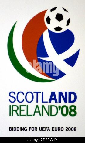 Il nuovo logo per l'offerta Euro 2008 Scozia-Irlanda, presentato all'aeroporto di Edimburgo dal`s primo ministro scozzese Jack McConnell. Subito dopo il lancio di Edimburgo, McConnell volava a Stoccolma con il ministro dello sport Mike Watson. * ... per fare il caso, insieme al ministro irlandese dello sport, Dr James McDaid, per un'offerta congiunta da parte dei due paesi. Foto Stock