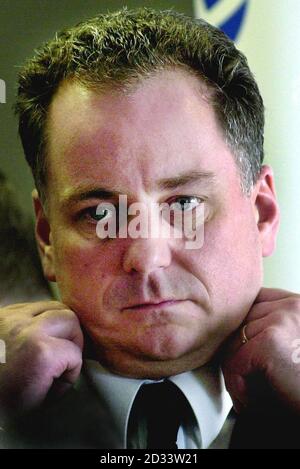 Scozia`s primo ministro Jack McConnell all'aeroporto di Edimburgo, dove ha svelato il nuovo logo per l'offerta euro 2008 Scozia-Irlanda. Subito dopo il lancio di Edimburgo, * McConnell volava a Stoccolma con il ministro dello sport Mike Watson per fare il caso, insieme al ministro dello sport irlandese James McDaid, per un'offerta congiunta da parte dei due paesi. 02/04/03 : McConnell stava girando i riflettori elettorali sull'istruzione visitando una scuola in fase di ristrutturazione. Il sig. McConnell dovrebbe sottolineare l'impegno del suo partito ad investire nei servizi pubblici durante un tour di Broxbur Foto Stock