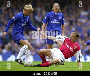 L'Arsenal's Dennis Bergkamp affronta Eidur Gudjohnsen di Chelsea (a sinistra) per perdere la palla con Emmanuel Petit di Chelsea (al centro) che guarda durante la partita finale della AXA fa Cup tra Arsenal e Chelsea al Millennium Stadium di Cardiff. QUESTA IMMAGINE PUÒ ESSERE UTILIZZATA SOLO NEL CONTESTO DI UNA FUNZIONE EDITORIALE. NESSUN UTILIZZO DI SITI WEB/INTERNET A MENO CHE IL SITO NON SIA REGISTRATO PRESSO LA FOOTBALL ASSOCIATION PREMIER LEAGUE. Foto Stock