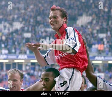 Il Fredrik Ljungberg dell'Arsenal viene sollevato da Thierry Henry dopo aver battuto Chelsea 2-0 durante la partita finale della fa Cup sponsorizzata dall'AXA al Millennium Stadium di Cardiff. QUESTA IMMAGINE PUÒ ESSERE UTILIZZATA SOLO NEL CONTESTO DI UNA FUNZIONE EDITORIALE. NESSUN UTILIZZO DI SITI WEB/INTERNET A MENO CHE IL SITO NON SIA REGISTRATO PRESSO LA FOOTBALL ASSOCIATION PREMIER LEAGUE. Foto Stock