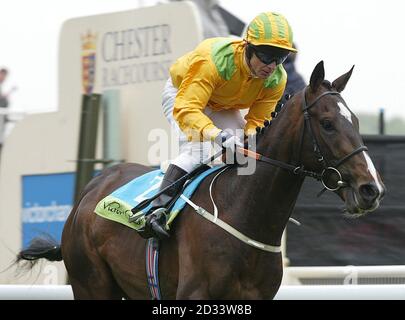 Fight Your Corner guidato da Kevin Darley vince il Victor Chandler Chester Vase all'ippodromo di Chester. Foto Stock