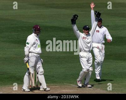 Richard Blakey e il capitano Darren Lehman invitano senza successo ad una cattura per respingere Marcus Trescoshick (a sinistra) durante il terzo giorno della partita del Frazzell County Championship al County Ground di Taunton. Foto Stock