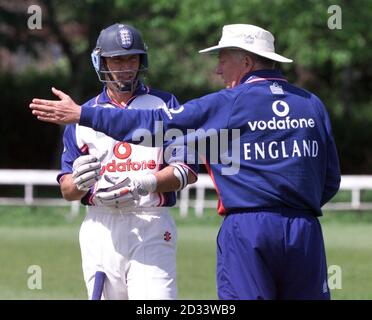 Il capitano di cricket inglese Nasser Hussain (a sinistra) ascolta i consigli dell'allenatore Duncan Fletcher durante una sessione di reti al Finchley Cricket Club di Londra, prepredazione per la partita di prova dell'Inghilterra contro lo Sri Lanka a Lords. Foto Stock