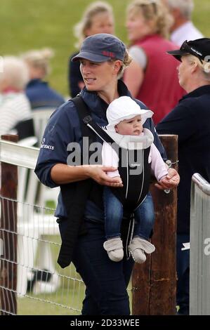 La Gran Bretagna Zara Phillips cammina con sua figlia mia Grace durante il terzo giorno del St James's Place Wealth Management Barbury International Horse Trials nel Wiltshire. Foto Stock